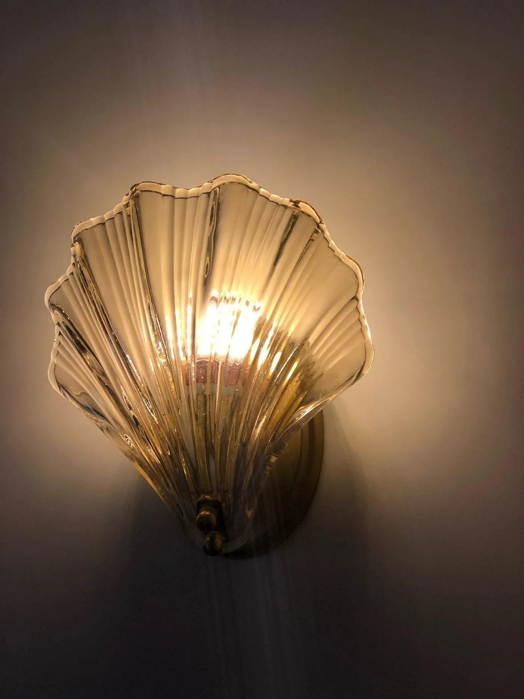 Shell-Shaped LED Wall Light – Elegant Brass and Glass Sconce