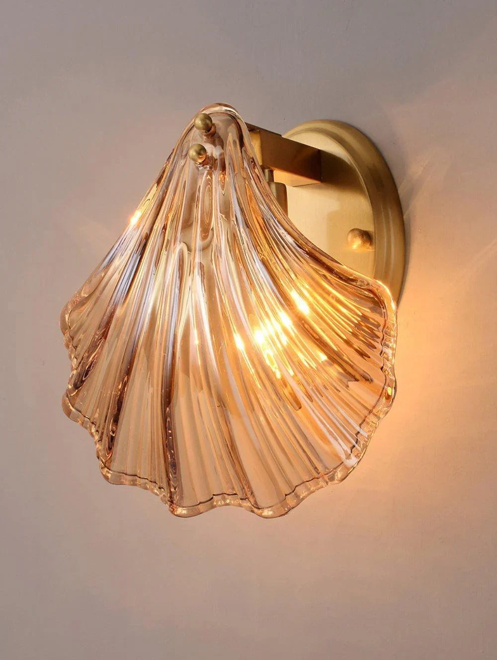 Shell-Shaped LED Wall Light – Elegant Brass and Glass Sconce